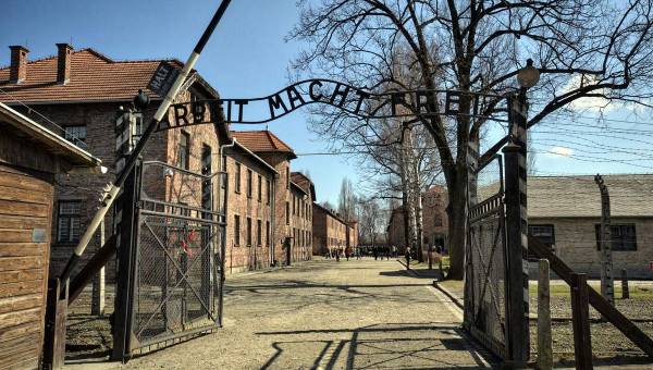 Państwowe Muzeum Auschwitz-Birkenau w Oświęcimiu Były niemiecki nazistowski obóz koncentracyjny i zagłady KL Auschwitz to jedno z najważniejszych miejsc pamięci na świecie. Utworzony przez niemieckich nazistów w 1940 roku, był największym ośrodkiem masowej eksterminacji podczas II wojny światowej. Dziś, jako muzeum i pomnik, upamiętnia miliony ofiar Holokaustu oraz przypomina o tragicznym dziedzictwie tego miejsca, ucząc o potrzebie szacunku, tolerancji i pokoju.
